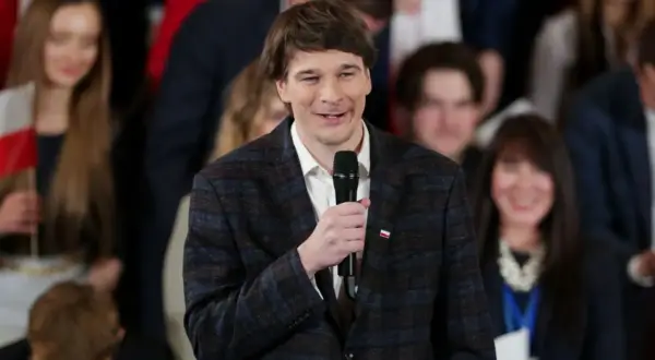 Daniel Nawrocki, którego wiek nie jest widoczny, przemawia do zgromadzonych ludzi.