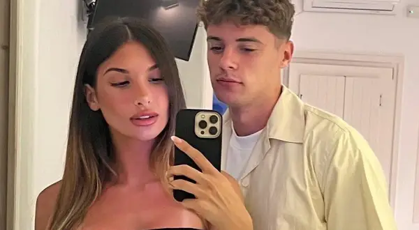 Dziewczyna Zalewskiego robi selfie z chłopakiem.