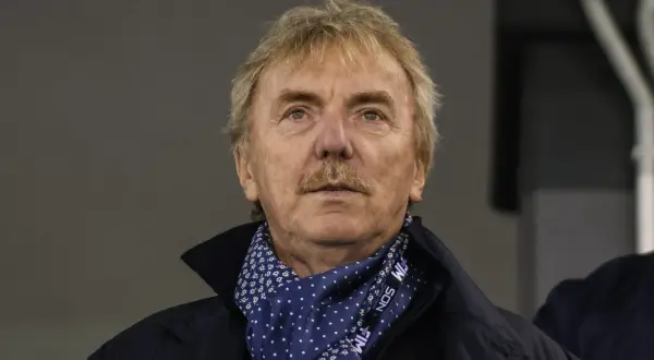 Zbigniew Boniek, jego wiek nie przeszkadza mu w kibicowaniu. W niebieskim szaliku z białymi kropkami i kwiatkami.