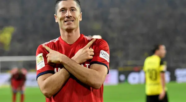Robert Lewandowski świętuje gola, wykonując charakterystyczną cieszynkę.