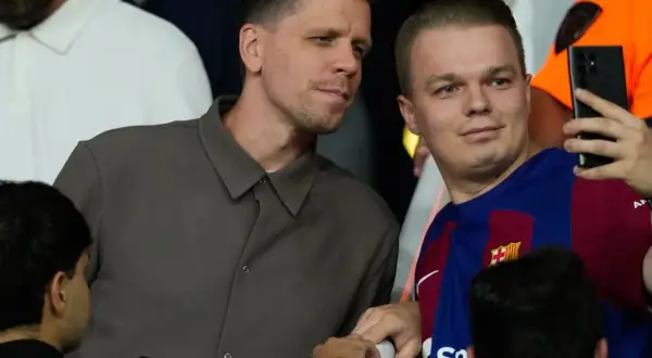 Wojciech Szczęsny, znany z wysokich zarobków, robi sobie zdjęcie z fanem w koszulce Barcelony.