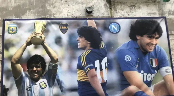 Diego Maradona w koszulce Argentyny z pucharem, w barwach Boca Juniors i Napoli. Czy grał w Barcelonie? Nie, ale jego kariera była legendarna.