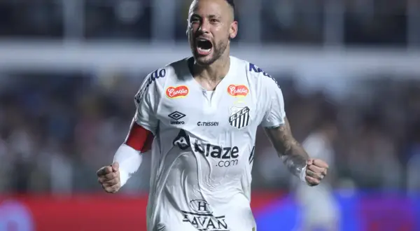 Neymar w białej koszulce Santos, krzyczy z radości. Jego zarobki robią wrażenie, ale to pasja do gry jest najważniejsza.