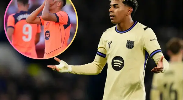 Zawodnicy La Liga w akcji. Jeden z piłkarzy FC Barcelony w żółtej koszulce z logo Spotify, obok wizerunek innego zawodnika w pomarańczowej koszulce, zakrywającego twarz.