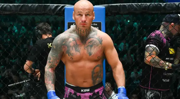 Artur Szpilka w klatce KSW, z imponującymi tatuażami. Jego majątek budowany jest na sukcesach w sportach walki.