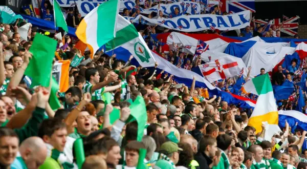 Tłum kibiców z flagami Irlandii i Wielkiej Brytanii. W tle transparenty z napisem "RANGERS". To lokalny rywal piłkarzy Glasgow Rangers.