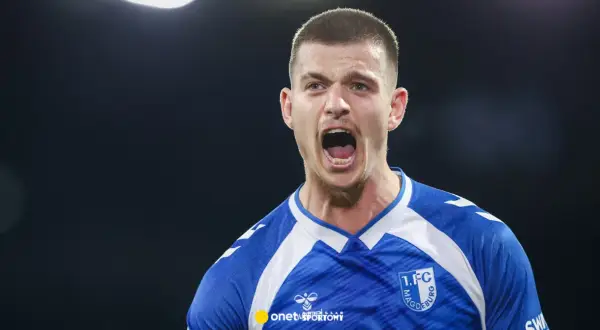 Piłkarz w niebieskiej koszulce 1. FC Magdeburg krzyczy z radości. Kolejny z Polaków w Bundeslidze pokazuje swoją pasję.