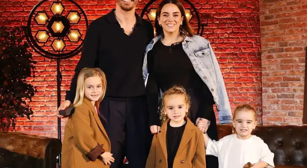 Griezmann z rodziną. Uśmiechnięty piłkarz pozuje z żoną i trójką uroczych dzieci.