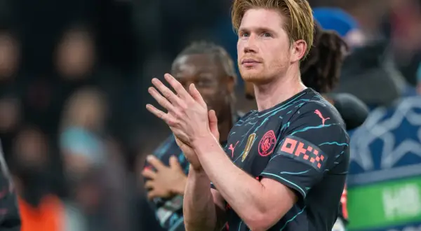 Kevin De Bruyne, w barwach Manchesteru City, klaszcze w dłonie.