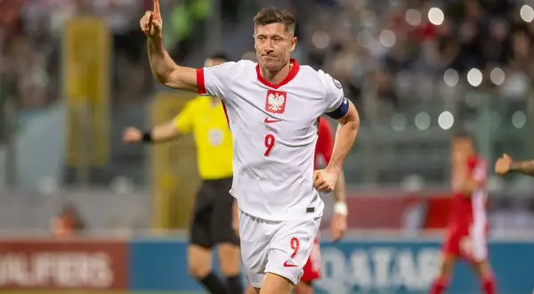 Robert Lewandowski, jeden z najlepsi polscy piłkarze w historii, świętuje bramkę w biało-czerwonej koszulce reprezentacji Polski.