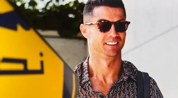 Uśmiechnięty Cristiano Ronaldo w okularach przeciwsłonecznych i wzorzystej koszuli. Zastanawiasz się, ile zarabia Ronaldo na minutę?