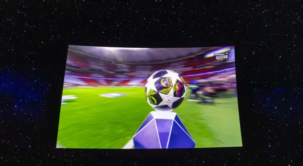 Piłka Ligi Europy na tle stadionu, gotowa do analizy statystyk meczowych.
