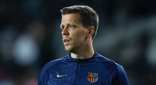Bramkarz FC Barcelona w granatowej bluzie treningowej z herbem klubu.
