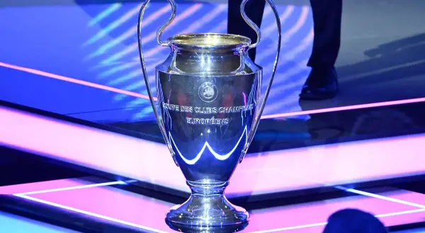 Trofeum Ligi Mistrzów błyszczy na scenie, czekając na moment, kiedy losowanie ligi mistrzów wyłoni zwycięzcę.