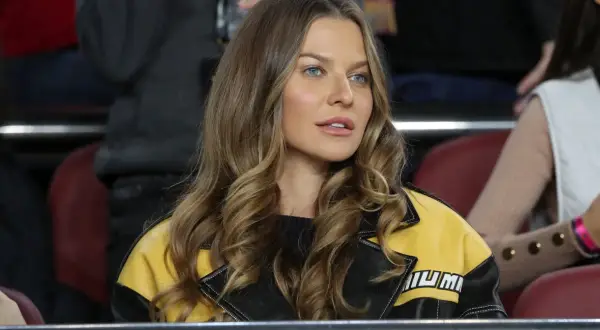 Anna Lewandowska, żona Roberta Lewandowskiego, w żółto-czarnej kurtce, kibicuje na trybunach.