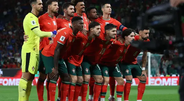 Drużyna Portugalii pozuje do zdjęcia, w tym słynny portugalski piłkarz Cristiano Ronaldo.