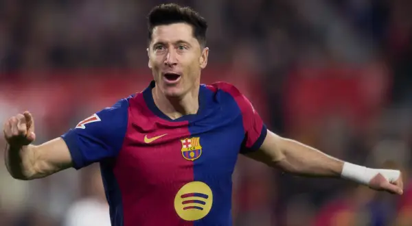 Robert Lewandowski w barwach Barcelony, radość po strzelonym golu. Jego kontrakt w klubie to spełnienie marzeń.