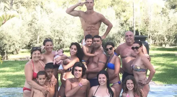 Cristiano Ronaldo z rodziną w basenie. Widać jego dzieci, partnerkę i innych bliskich.