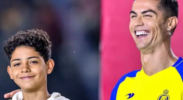 Uśmiechnięty Cristiano Ronaldo i jego syn, Cristiano Jr., w żółto-niebieskich strojach piłkarskich.