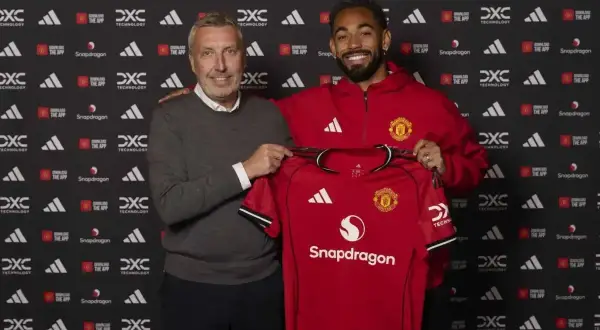 Dwóch piłkarzy Manchesteru United pozuje z nową koszulką.