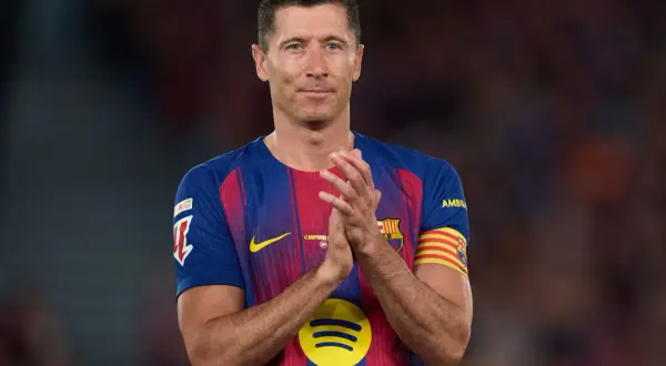 Robert Lewandowski w koszulce Barcelony, klaszcząc. Fani zastanawiają się, czy lewandowski kończy karierę.