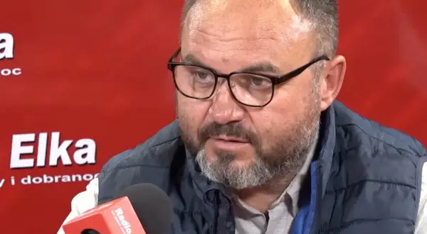 Piotr Rusiecki w kamizelce i okularach udziela wywiadu w Radiu Elka. Może opowiada o swojej żonie.