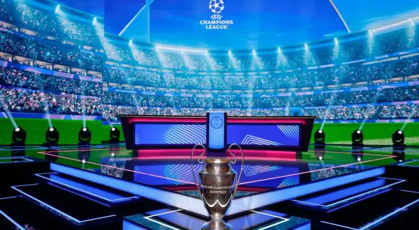 Trofeum Ligi Mistrzów na tle stadionu i studia. Już wkrótce kolejne mecze ligi mistrzów!