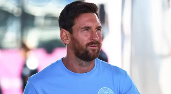 Lionel Messi w błękitnej koszulce, z zarostem, spogląda w bok. Czy to zapowiedź jego **messi koniec kariery**?