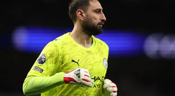 Bramkarz Gigi Donnarumma w żółtej koszulce z logo Manchesteru City i Premier League.