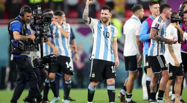 Leo Messi, z numerem 10 na koszulce, świętuje zwycięstwo. Jego numer na spodenkach przypomina legendę, Diego Maradona numer.