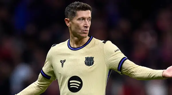 Robert Lewandowski w żółtej koszulce FC Barcelony. Zastanawiasz się, ile zarabia Lewandowski?