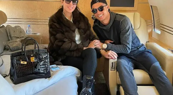 Para w luksusowym samolocie, symbol majątku Ronaldo. Georgina w futrze, Cristiano w czapce, oboje w okularach.