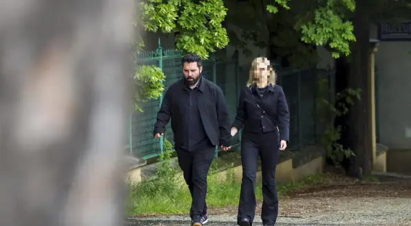 Goncalo Feio i jego żona idą trzymając się za ręce.