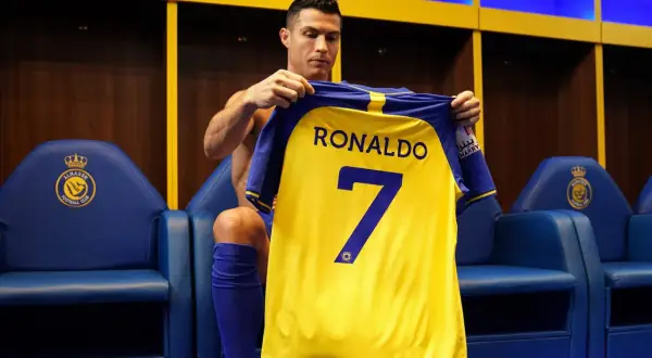 Cristiano Ronaldo prezentuje swoją nową koszulkę z numerem 7 w szatni Al Nassr.