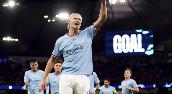 Erling Haaland świętuje gola, jego zarobki w Manchesterze City robią wrażenie.