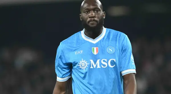 Piłkarz w błękitnej koszulce Napoli, gdzie gra Lukaku, z logo MSC i herbem Włoch.