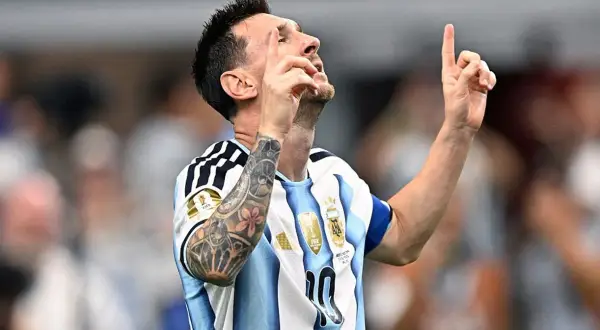 Messi świętuje kolejne gole dla Argentyny, unosząc palec ku górze.