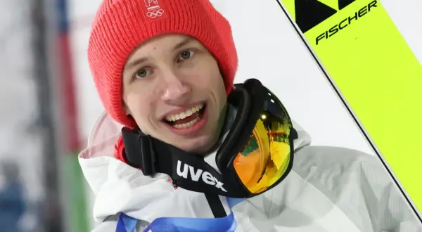 Kacper Tomasiak, młody skoczek narciarski, cieszy się z sukcesu. Jego wiek to zaledwie początek kariery.