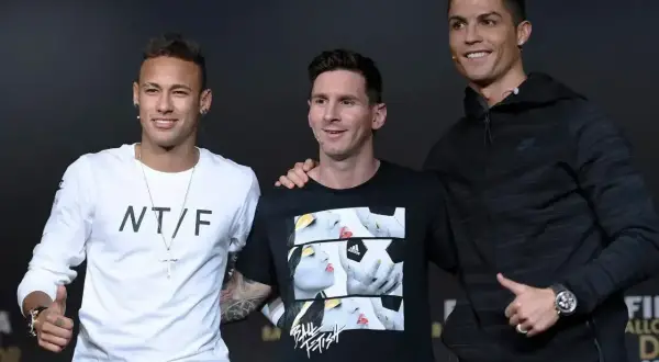 Neymar, Messi i Cristiano Ronaldo stoją obok siebie. Ronaldo wzrostem przewyższa kolegów.