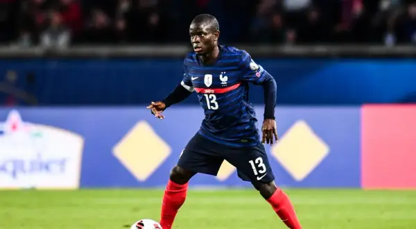 Piłkarz reprezentacji Francji, N'Golo Kanté, w akcji. Ten defensywny pomocnik jest znany ze swojej nieustannej pracy na boisku.