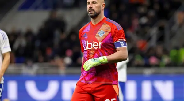 Pepe Reina, doświadczony bramkarz hiszpański, w barwach Como, gotowy do obrony.