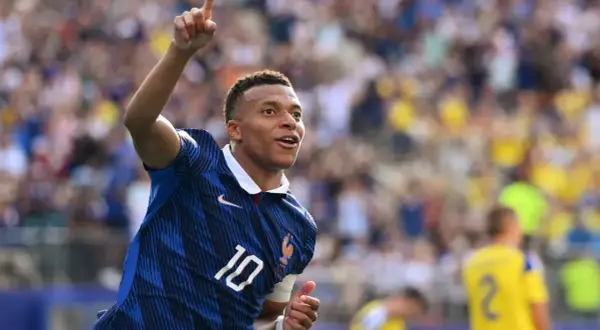 Kylian Mbappé, młody piłkarz, świętuje bramkę. Ile lat ma Mbappé? W tym momencie ma 25 lat.