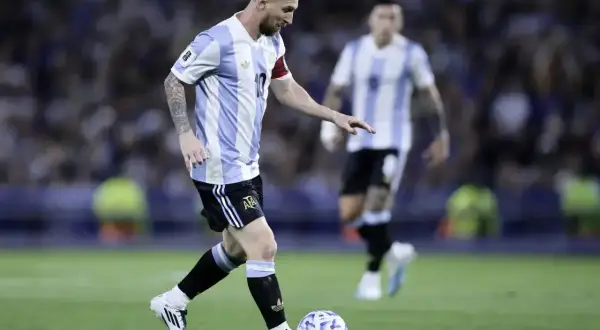 Lionel Messi w koszulce Argentyny drybluje z piłką. Jego wzrost nie przeszkadza mu w byciu jednym z najlepszych piłkarzy świata.