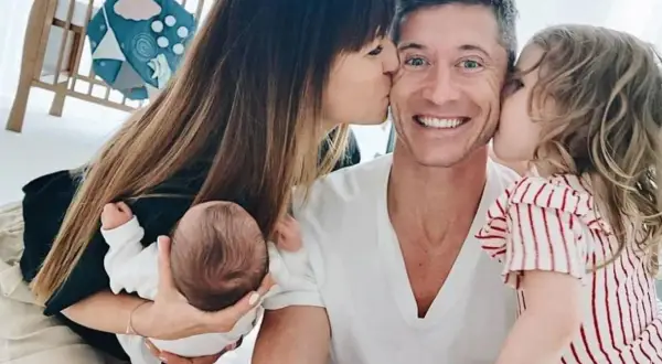 Anna Lewandowska całuje Roberta, a ich córki, Klara i Laura, również okazują mu miłość.