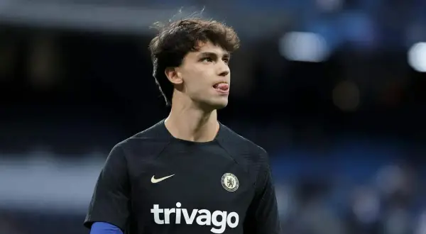 Piłkarz João Félix w koszulce Chelsea FC, w jakim klubie gra, pokazuje język.