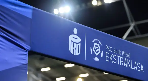 Niebieska wstęga z logo PKO Bank Polski Ekstraklasa. Czekamy na początek ekstraklasy!