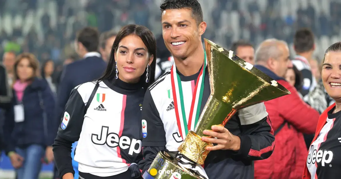 Cristiano Ronaldo z pucharem i jego partnerka. Obok uśmiechnięta mama Cristiano Ronaldo.