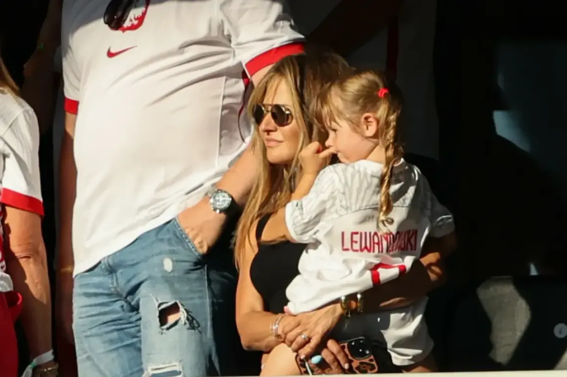 Anna Lewandowska z córką Klarą na meczu. Klara w koszulce z nazwiskiem Lewandowskiego.