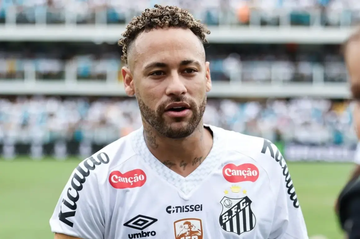 Piłkarz Neymar, znany z widowiskowych akcji, w białej koszulce z logo S.F.C.