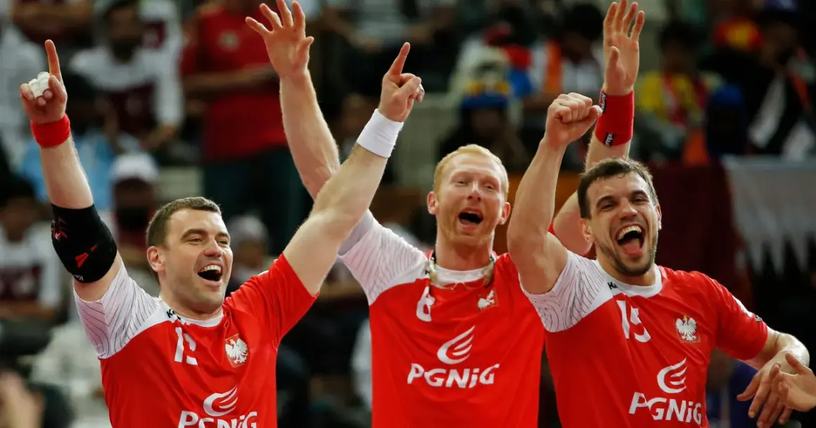 Trzech zawodników w czerwonych koszulkach z orłem świętuje zwycięstwo. To oni wygrali mistrzostwa świata w piłce ręcznej!